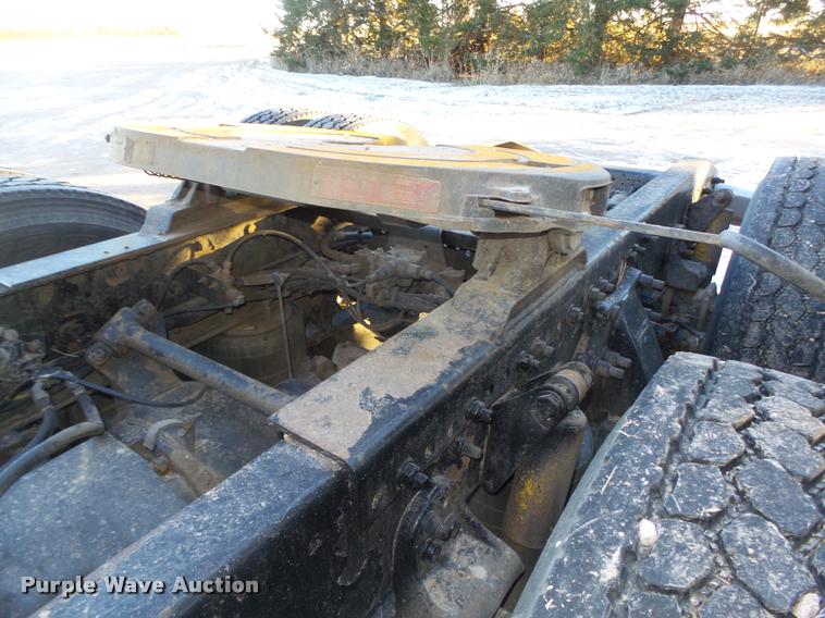 image for item L4197 2002 Freightliner FLD120 semi truck