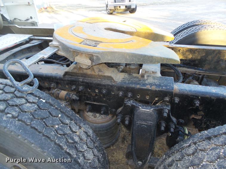 image for item L4197 2002 Freightliner FLD120 semi truck