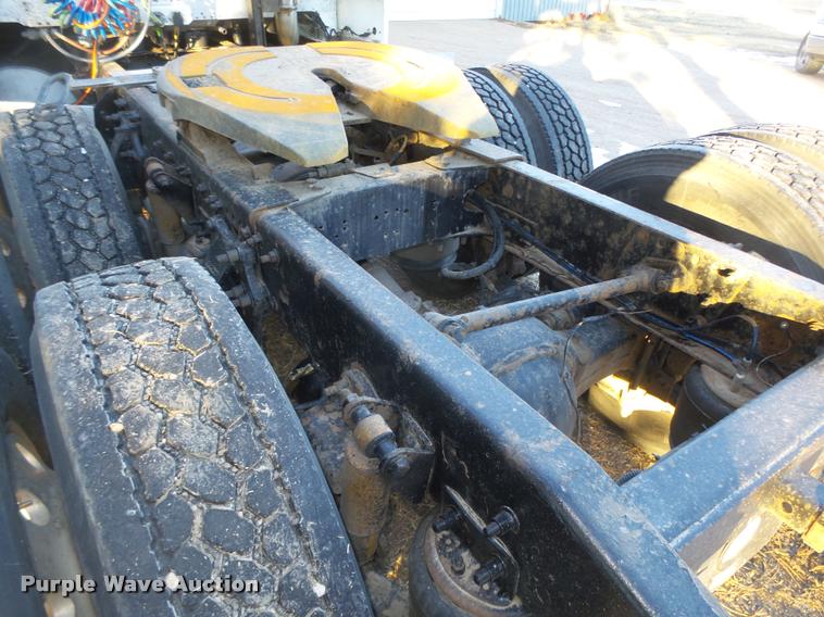 image for item L4197 2002 Freightliner FLD120 semi truck