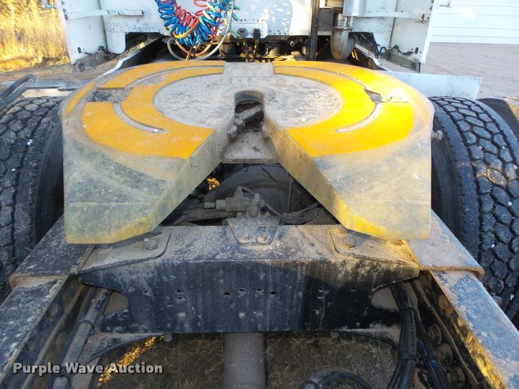 image for item L4197 2002 Freightliner FLD120 semi truck