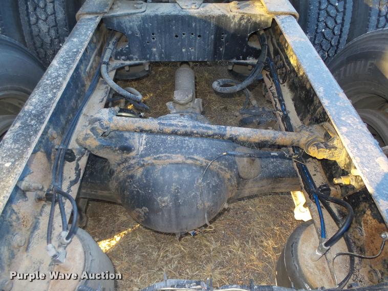 image for item L4197 2002 Freightliner FLD120 semi truck