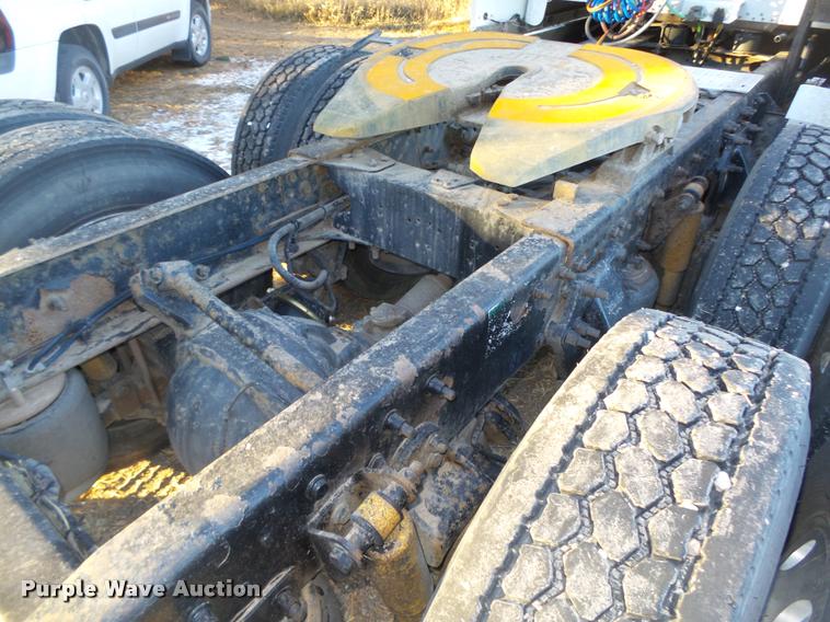 image for item L4197 2002 Freightliner FLD120 semi truck