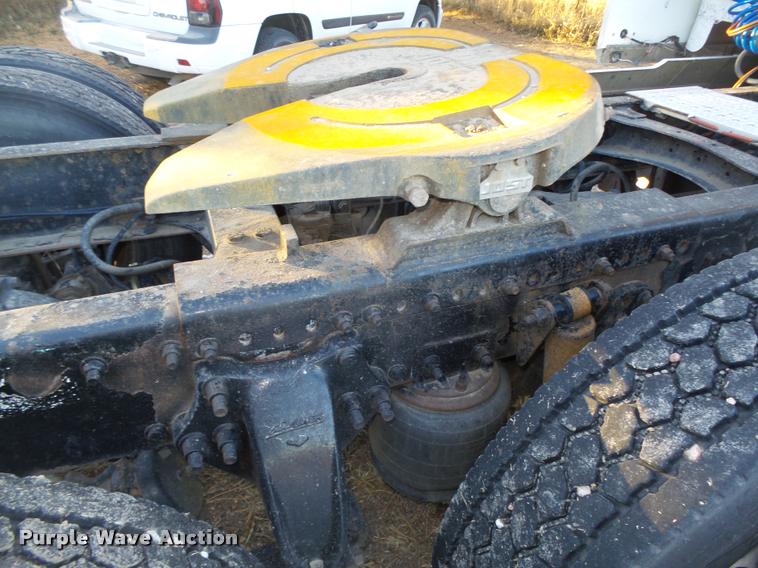 image for item L4197 2002 Freightliner FLD120 semi truck