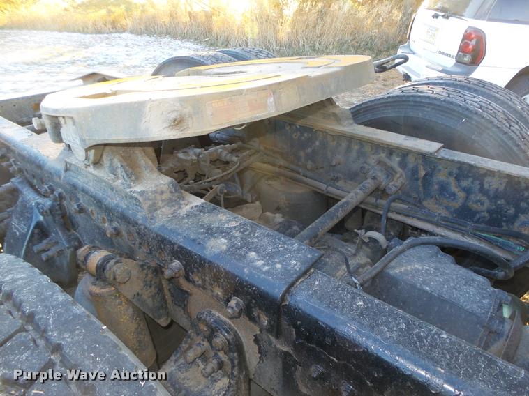 image for item L4197 2002 Freightliner FLD120 semi truck