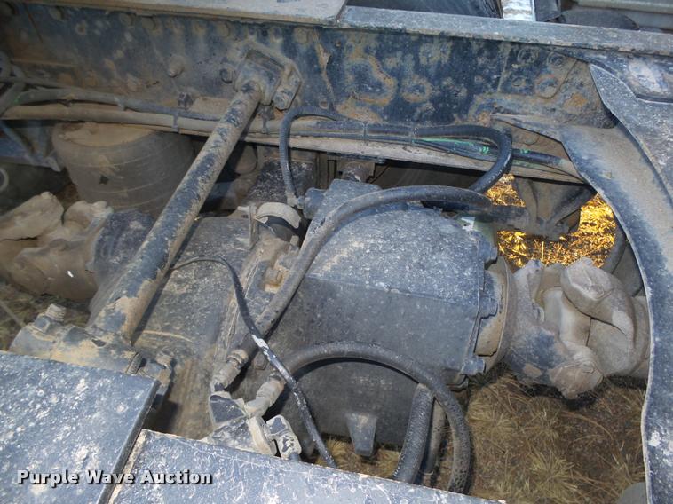 image for item L4197 2002 Freightliner FLD120 semi truck