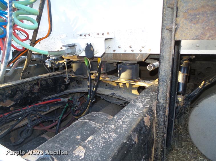 image for item L4197 2002 Freightliner FLD120 semi truck