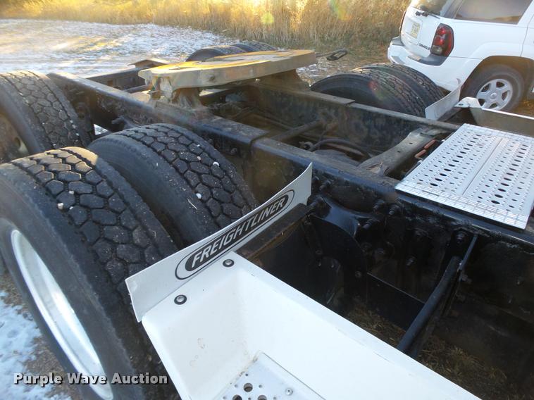 image for item L4197 2002 Freightliner FLD120 semi truck