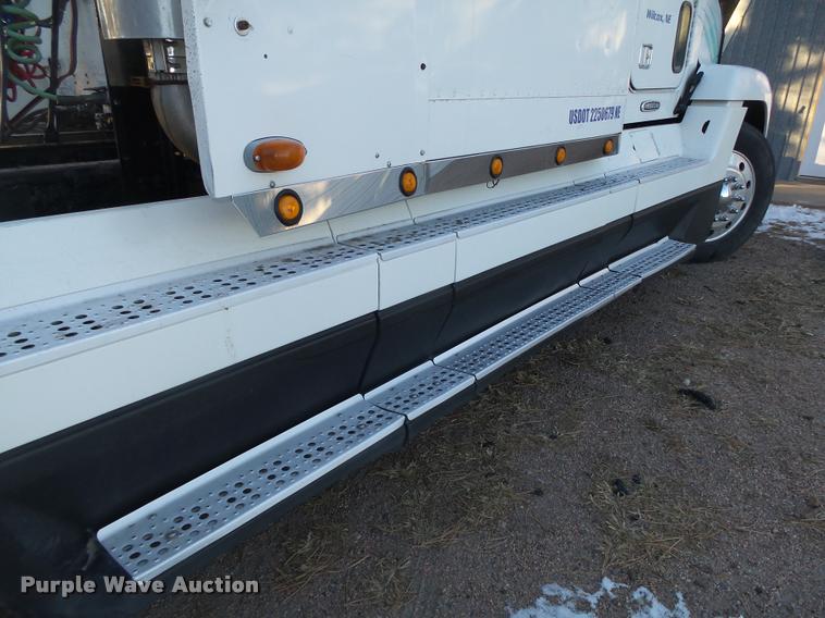 image for item L4197 2002 Freightliner FLD120 semi truck