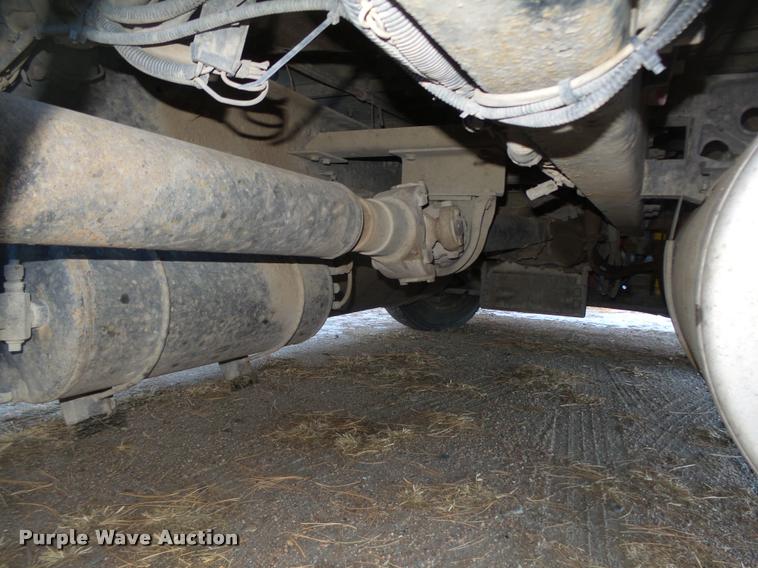 image for item L4197 2002 Freightliner FLD120 semi truck