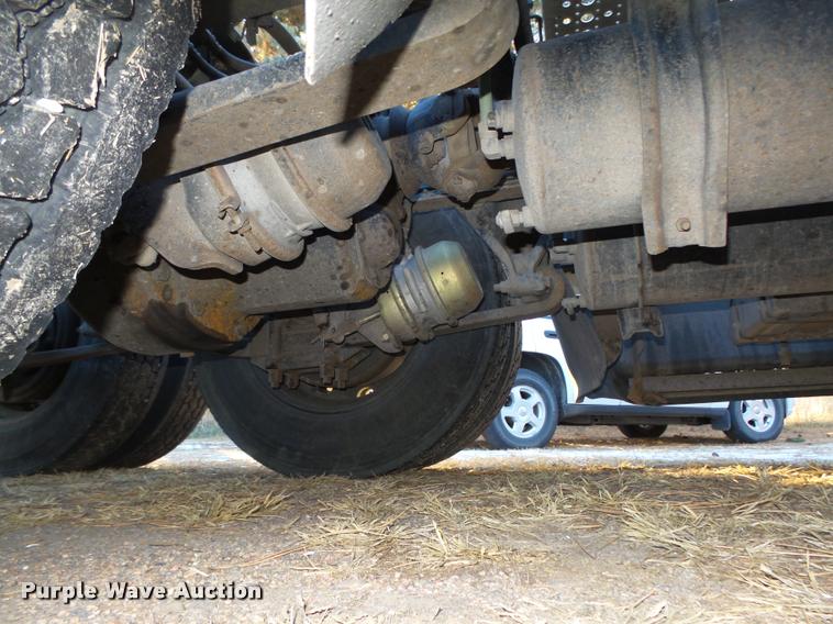 image for item L4197 2002 Freightliner FLD120 semi truck