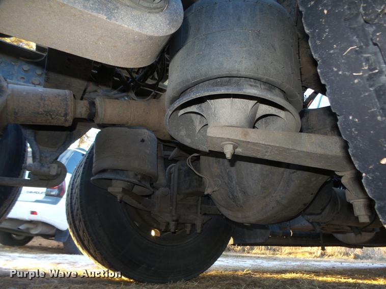 image for item L4197 2002 Freightliner FLD120 semi truck