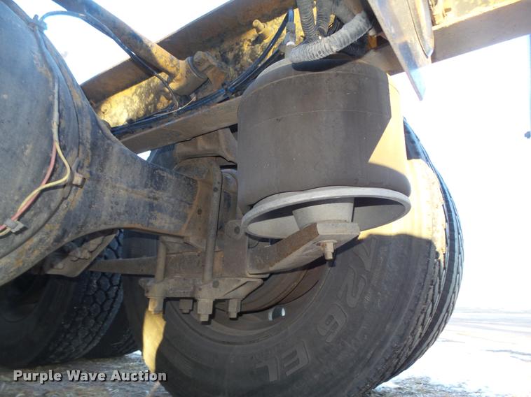 image for item L4197 2002 Freightliner FLD120 semi truck