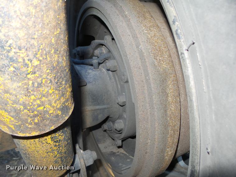 image for item L4197 2002 Freightliner FLD120 semi truck