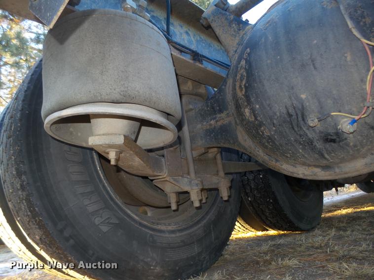 image for item L4197 2002 Freightliner FLD120 semi truck