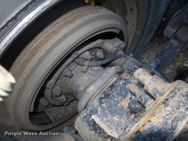 image for item L4197 2002 Freightliner FLD120 semi truck