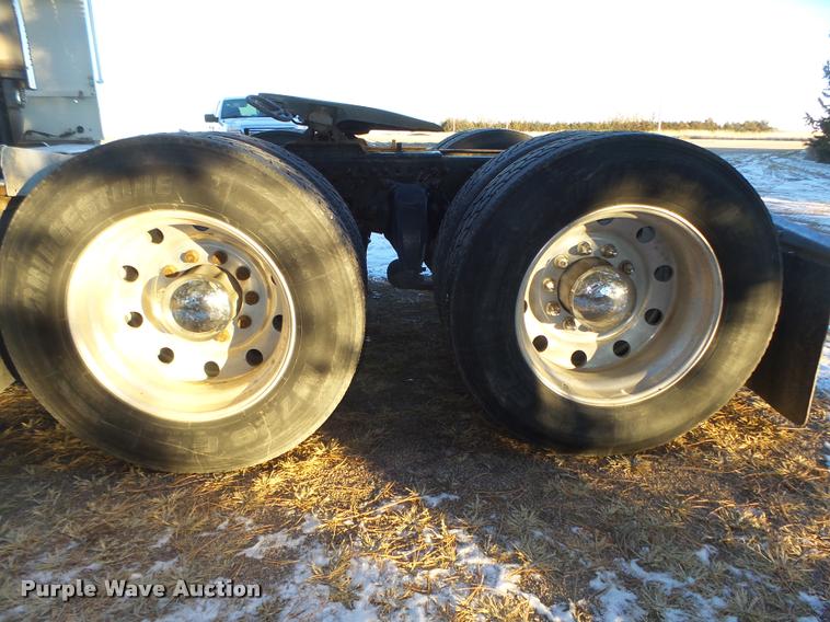 image for item L4197 2002 Freightliner FLD120 semi truck