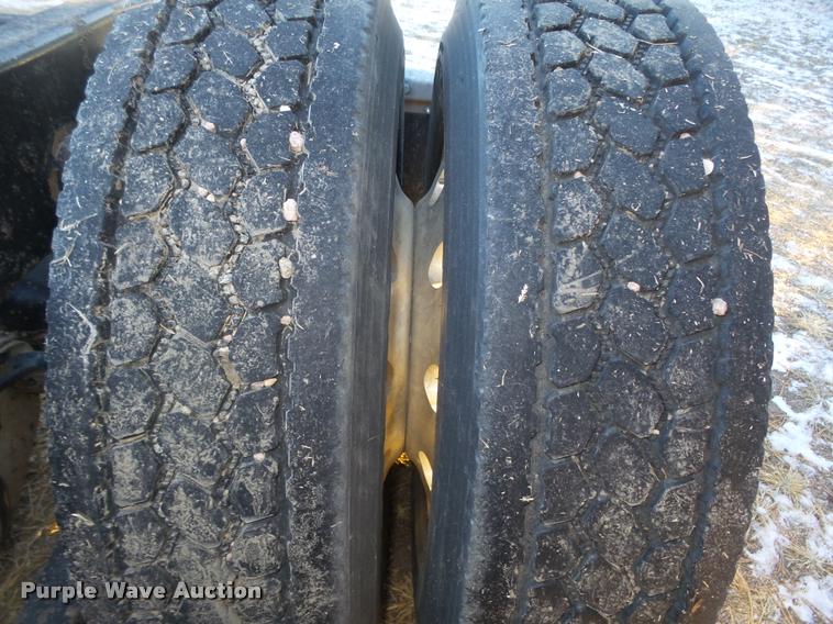 image for item L4197 2002 Freightliner FLD120 semi truck