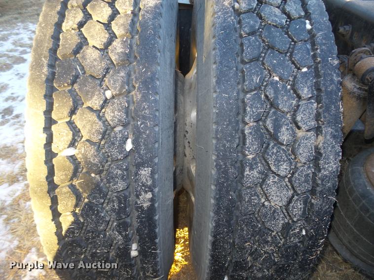 image for item L4197 2002 Freightliner FLD120 semi truck