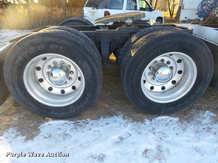 image for item L4197 2002 Freightliner FLD120 semi truck