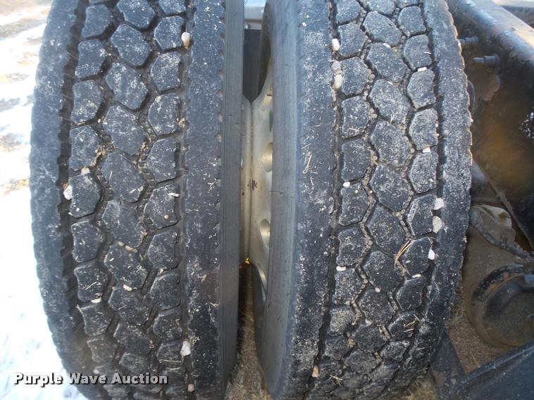 image for item L4197 2002 Freightliner FLD120 semi truck