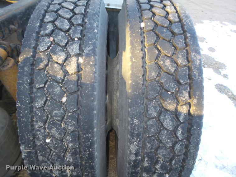 image for item L4197 2002 Freightliner FLD120 semi truck