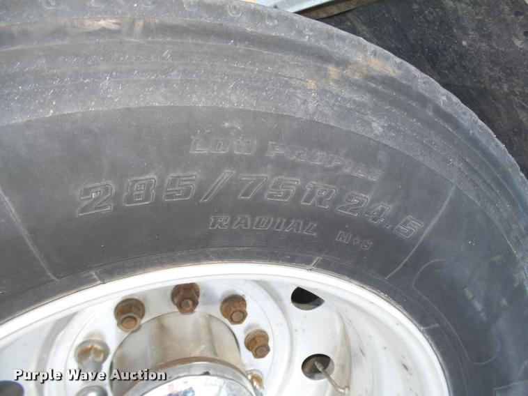 image for item L4197 2002 Freightliner FLD120 semi truck