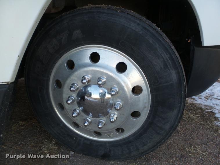 image for item L4197 2002 Freightliner FLD120 semi truck