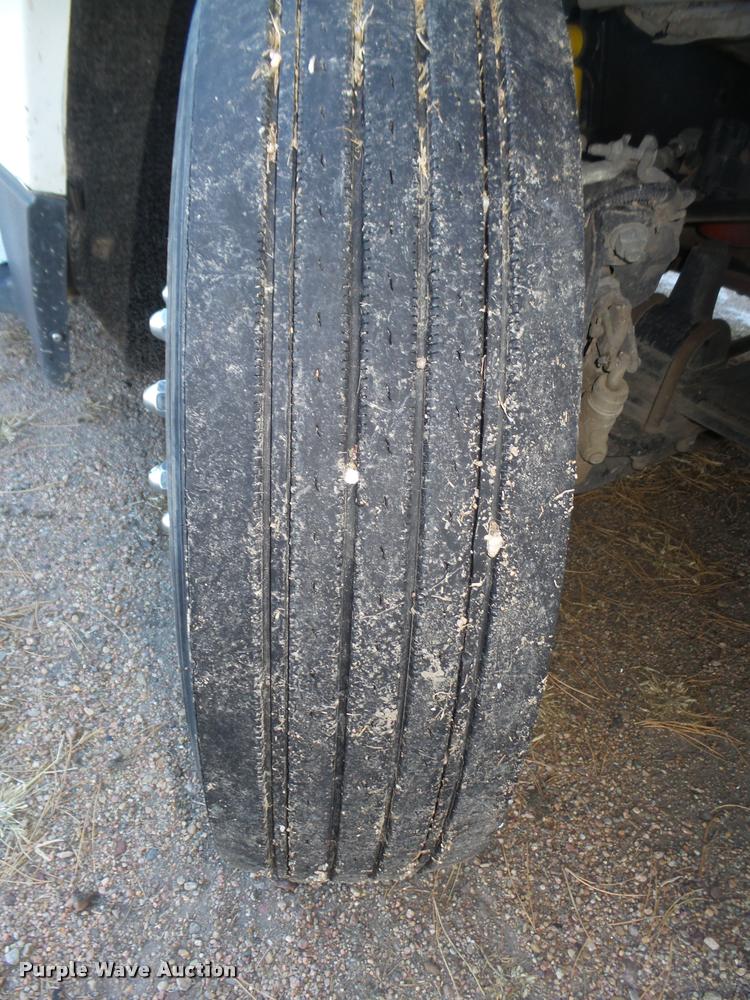 image for item L4197 2002 Freightliner FLD120 semi truck