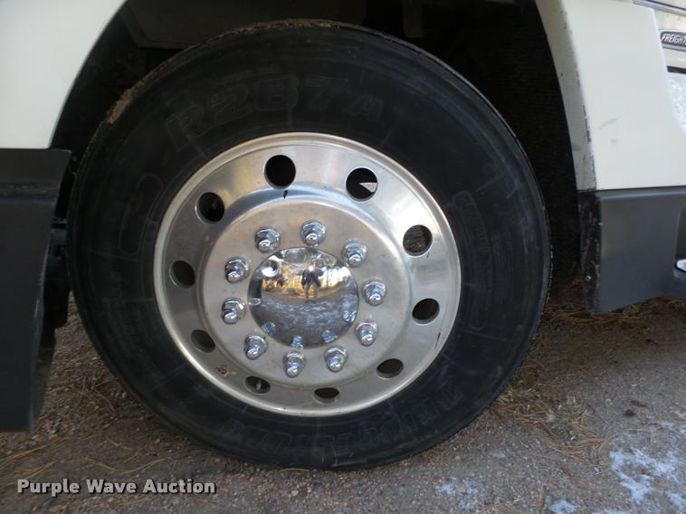 image for item L4197 2002 Freightliner FLD120 semi truck