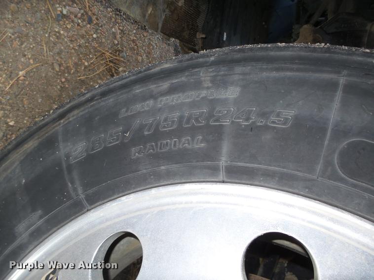 image for item L4197 2002 Freightliner FLD120 semi truck