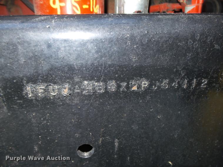 image for item L4197 2002 Freightliner FLD120 semi truck