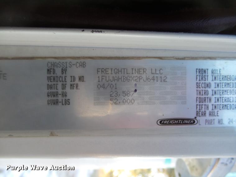 image for item L4197 2002 Freightliner FLD120 semi truck