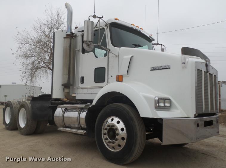 image for item L4198 1999 Kenworth T800 semi truck