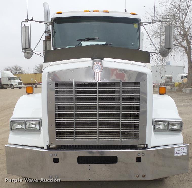 image for item L4198 1999 Kenworth T800 semi truck
