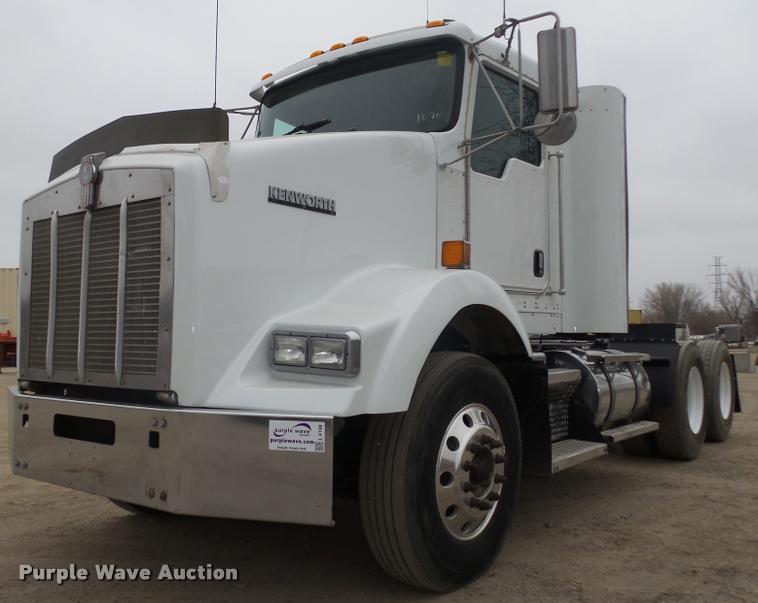 image for item L4198 1999 Kenworth T800 semi truck