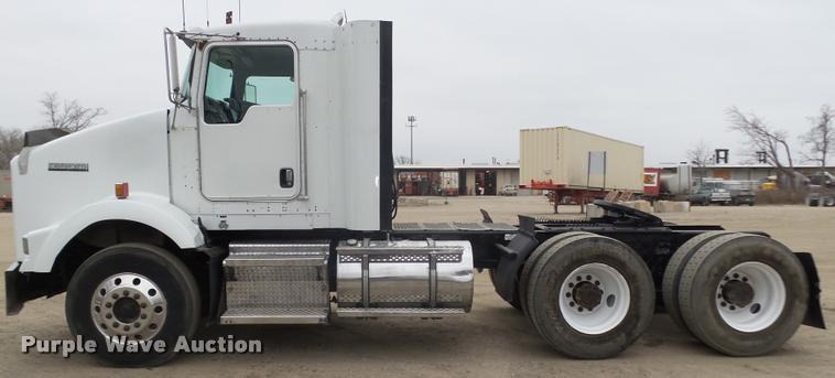 image for item L4198 1999 Kenworth T800 semi truck