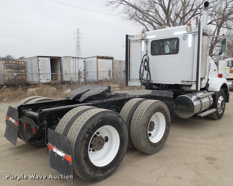 image for item L4198 1999 Kenworth T800 semi truck