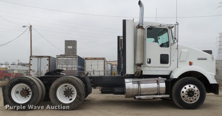 image for item L4198 1999 Kenworth T800 semi truck