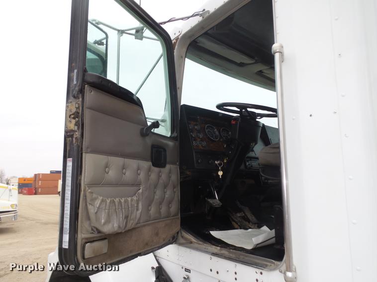 image for item L4198 1999 Kenworth T800 semi truck