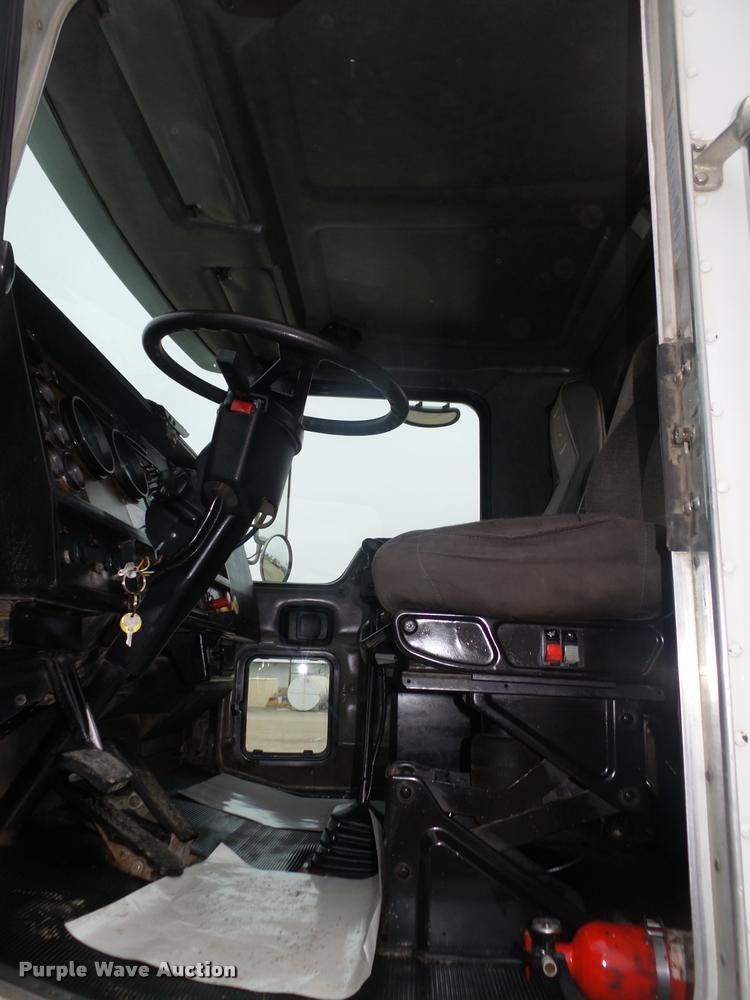 image for item L4198 1999 Kenworth T800 semi truck