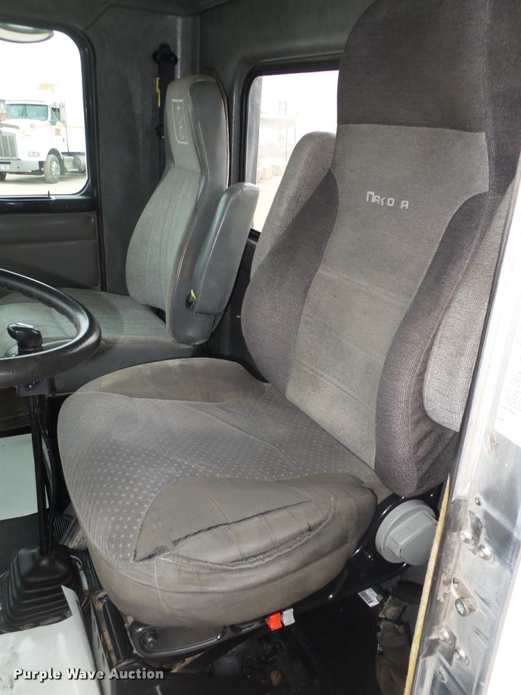 image for item L4198 1999 Kenworth T800 semi truck