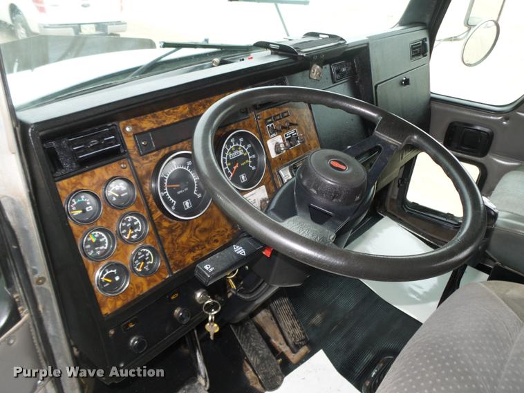 image for item L4198 1999 Kenworth T800 semi truck