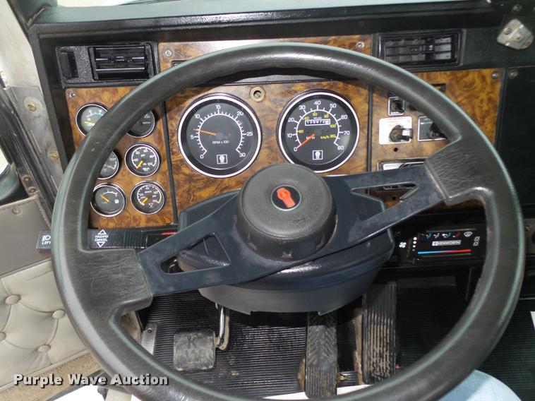 image for item L4198 1999 Kenworth T800 semi truck