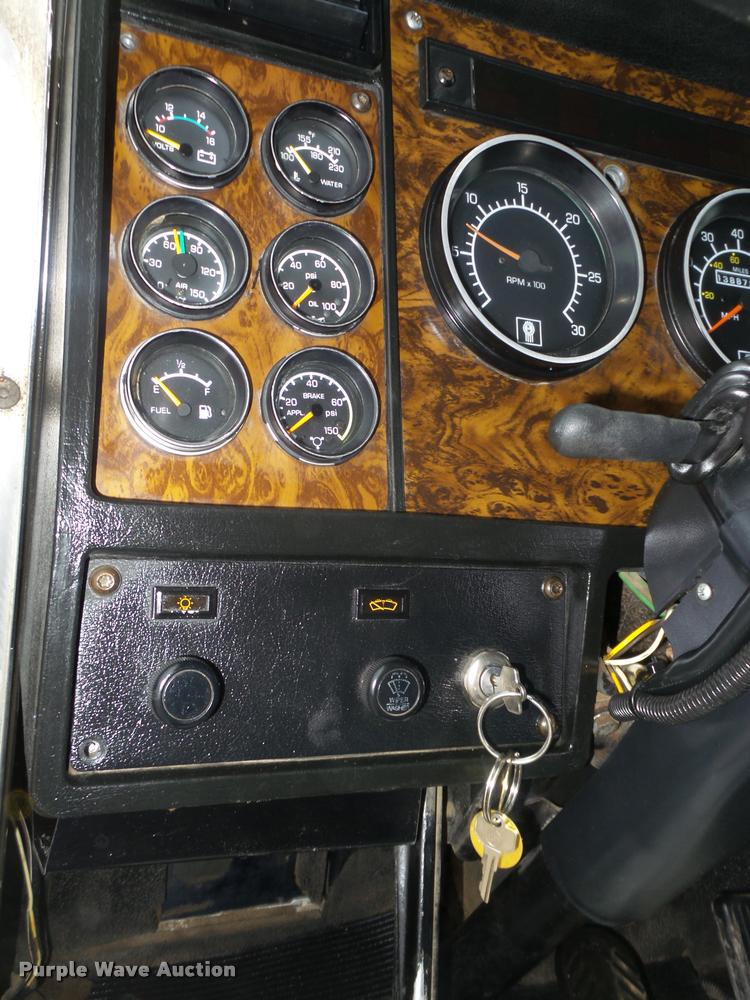 image for item L4198 1999 Kenworth T800 semi truck