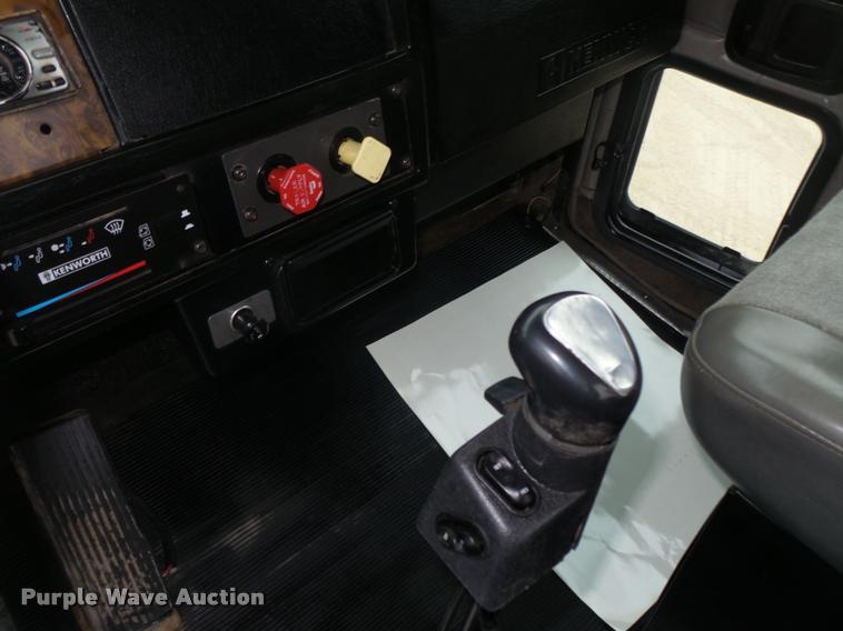 image for item L4198 1999 Kenworth T800 semi truck