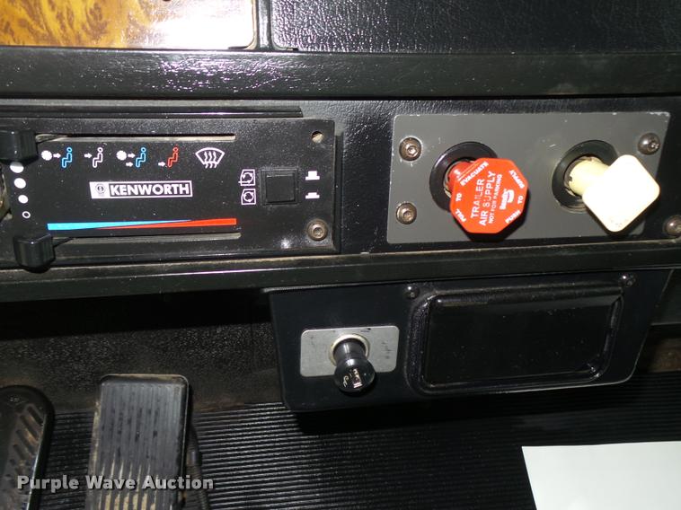 image for item L4198 1999 Kenworth T800 semi truck