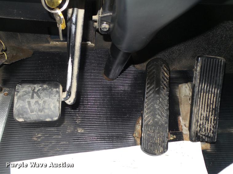 image for item L4198 1999 Kenworth T800 semi truck