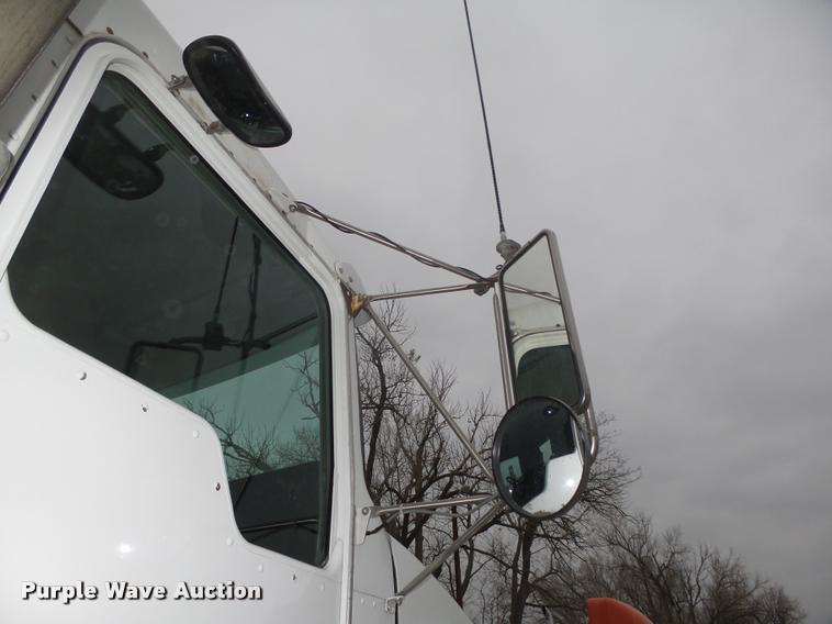 image for item L4198 1999 Kenworth T800 semi truck