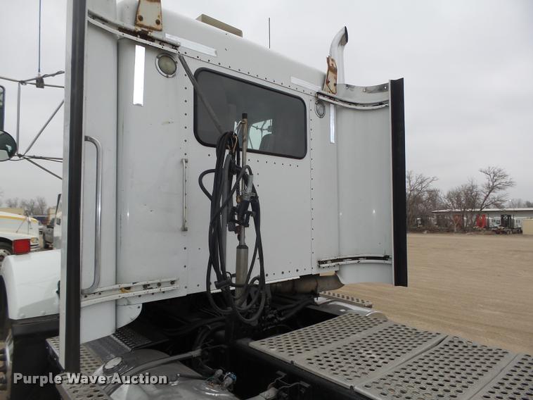 image for item L4198 1999 Kenworth T800 semi truck
