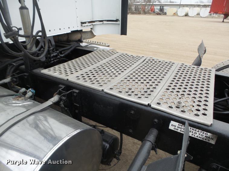 image for item L4198 1999 Kenworth T800 semi truck